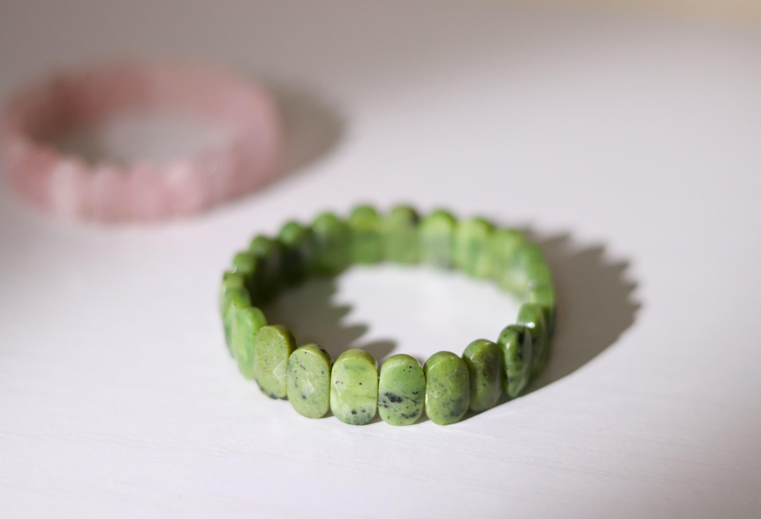 اساور نسائية بأحجار كريمة