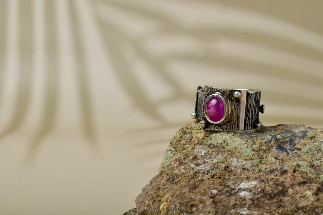 خاتم فضه رجالي بحجر الياقوت الأفريقي