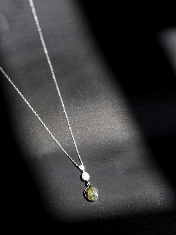 تعليقة  فضة نسائي  بحجر القمر والزبرجد